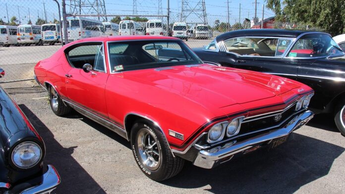 SUV compacto moderno de cor clara estacionado em uma rua pavimentada, exibindo design aerodinâmico e esportivo.