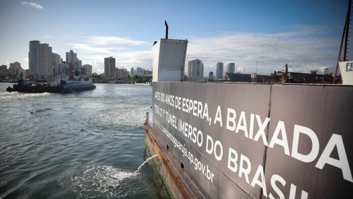 Projeção digital em 3D do futuro túnel submerso ligando as cidades de Santos e Guarujá sob o mar.