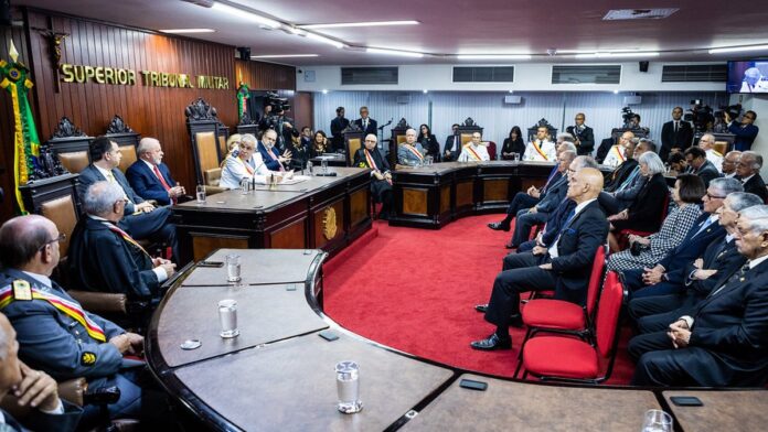 t-tulo-de-eleitor-como-tirar-o-documento-e-qual-o- Mãos segurando um título de eleitor brasileiro com o brasão da República em destaque.
