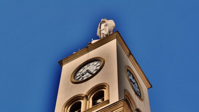 Céu nublado e cinzento sobre o horizonte urbano de Apucarana, indicando tempo instável.