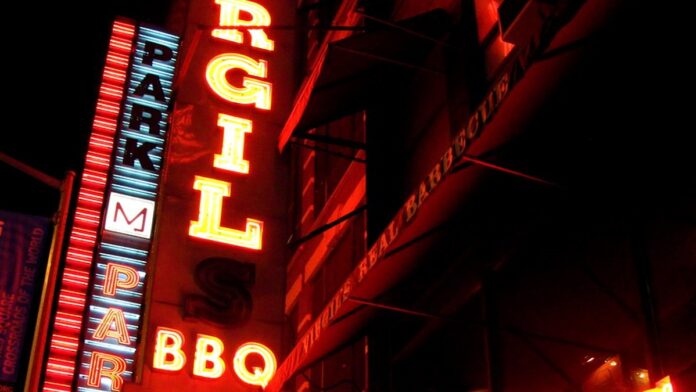 they-will-kill-you-estreia-nos-cinemas-do-reino-un Cena sombria de suspense com silhueta humana em ambiente escuro, sugerindo perigo e tensão de filme de terror.