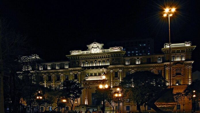 Martelo de juiz sobre uma mesa de madeira, simbolizando decisões judiciais e o uso de tecnologia e direito.
