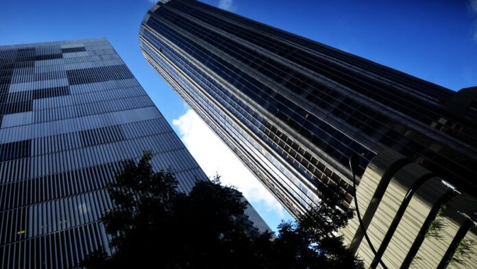 Integrantes dos grupos TLC, Salt-N-Pepa e En Vogue posam juntas, celebrando o anúncio de uma turnê conjunta.