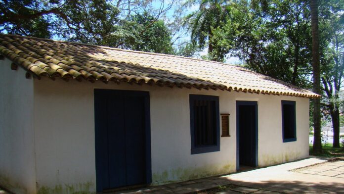 totalenergies-abandona-projetos-e-licos-nos-eua-em Turbinas eólicas gigantes no oceano sob céu nublado, vista em ângulo contra-plongée.