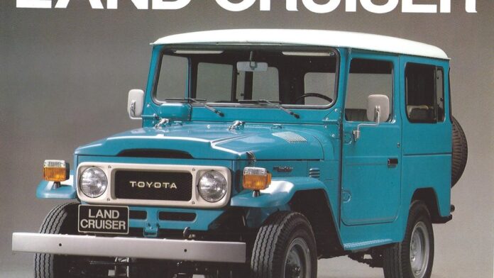 toyota-urban-cruiser-ev-sinaliza-estrat-gia-cautel SUV compacto elétrico da Toyota em tom azul metálico, estacionado em ambiente urbano moderno com luz natural.