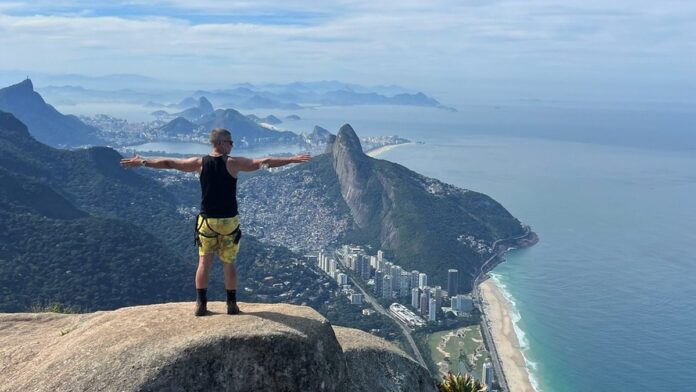 Gráfico ou infográfico mostrando queda na taxa de natalidade brasileira, com ícones representando famílias menores.