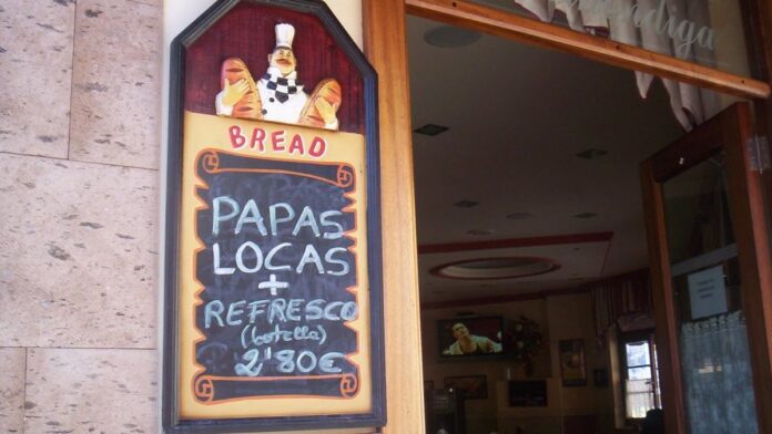 Pessoas diversas em uma praça pública, refletindo a pluralidade religiosa na América Latina.