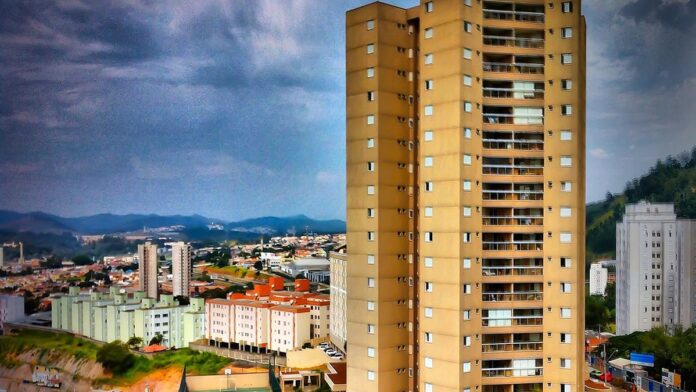 Ônibus moderno do transporte público circulando em via urbana de Jundiaí com sinalização eletrônica de destino ativa.