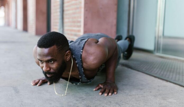 Treino funcional com peso do corpo: força sem academia