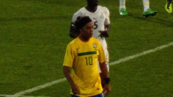 Jarvis Cocker e músicos em palco durante show tributo a Marianne Faithfull em Londres.