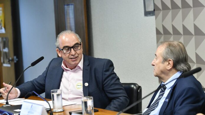 Martelo de juiz sobre uma mesa de madeira ao lado de documentos, simbolizando decisão judicial e direitos trabalhistas.