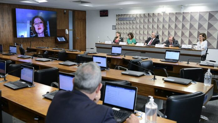 Martelo de juiz sobre uma mesa de madeira, simbolizando decisão judicial em tribunal do trabalho.