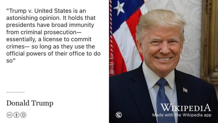 Donald Trump discursa ao microfone em um púlpito com o selo presidencial dos EUA, gesticulando com as mãos.