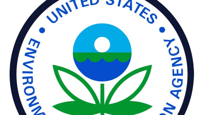 Caminhão estacionado em estrada ao lado de edifícios governamentais, simbolizando a disputa regulatória com a EPA.