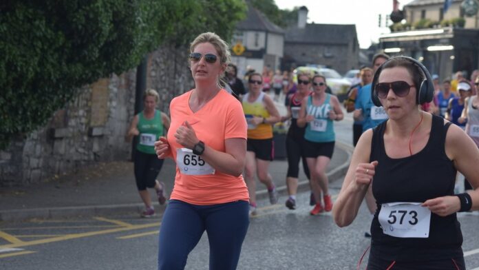 ts-lines-amplia-carteira-de-porta-cont-ineres-com- Grande navio porta-contêineres navegando em mar aberto, carregado com fileiras de contêineres coloridos.