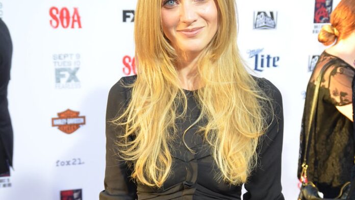 TV de altíssima definição com tela gigante ocupando uma parede de sala moderna, exibindo cores vibrantes e detalhadas.