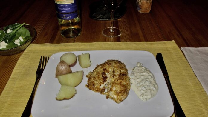 uso-de-planta-medicinal-melhora-desempenho-e-refor Close em um grupo de tilápias nadando em águas claras e límpidas de um tanque de cultivo.