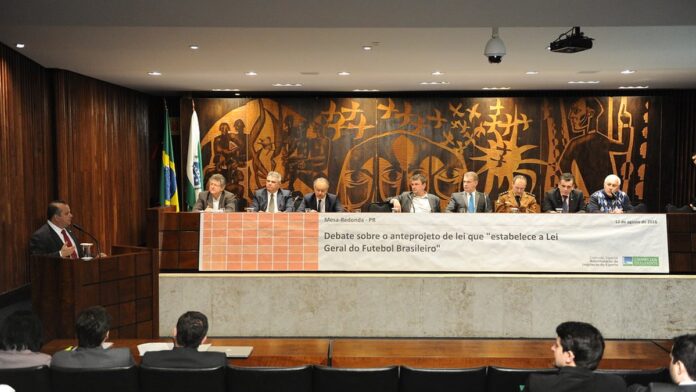Vágner Love comemora gol com os braços abertos em campo durante partida do Retrô contra o Ceará.