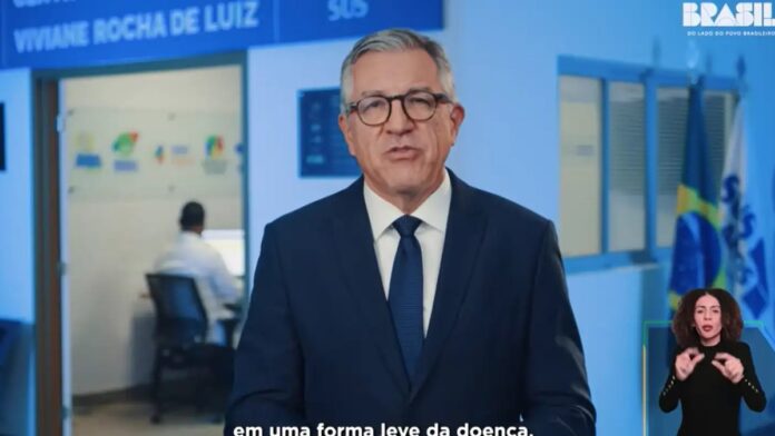 Profissional de saúde aplicando vacina no braço de um paciente em uma unidade de saúde durante campanha de imunização.