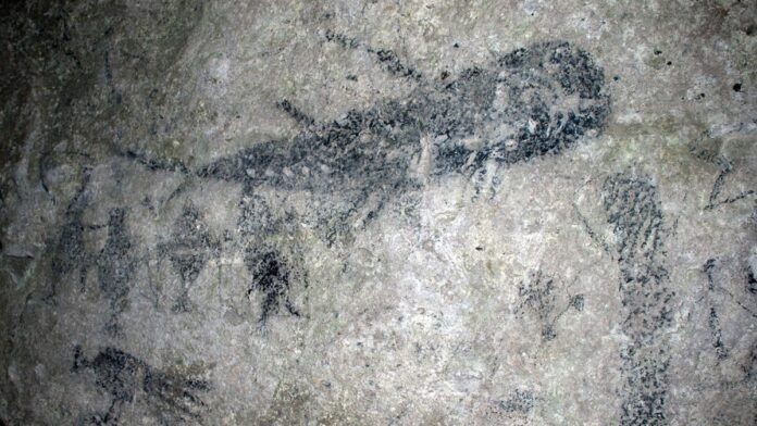 Vista aérea de uma praia paradisíaca em Vanuatu, com mata nativa preservada e águas cristalinas em tons de azul.