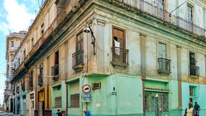Dois veleiros navegam em mar aberto com o horizonte ao fundo, em dia de céu claro.