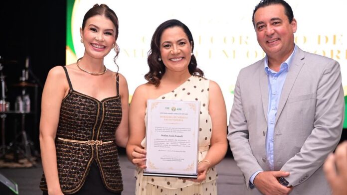 Vice-governadora Mailza Assis discursa em evento solene, recebendo placa de honra ao mérito no Acre.