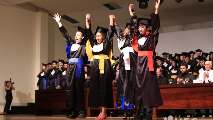 Vini Jr. gesticula e olha para Giuliano Simeone durante partida entre Real Madrid e Atlético de Madrid.