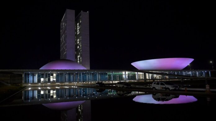 Mãos femininas algemadas simbolizando a restrição de liberdade e o impacto da violência psicológica e jurídica.