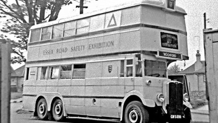 Fotografia de rosto da jovem Vitória Barreto em tons neutros, com fundo desfocado em ambiente urbano.