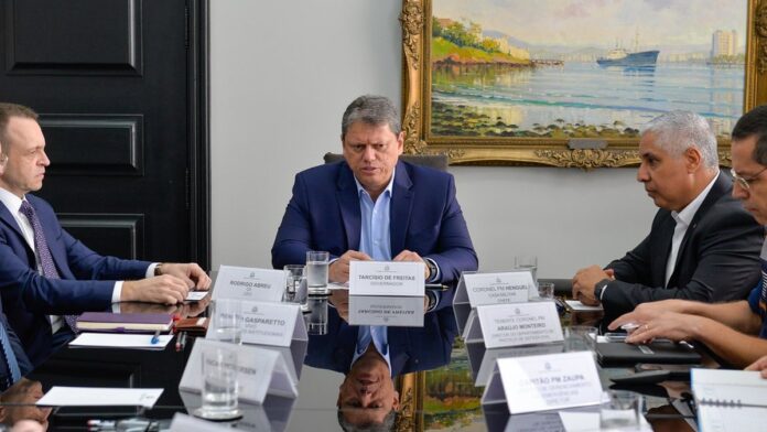 Smartphone sobre fundo abstrato com ícones digitais e conexões de rede, simbolizando tecnologia e inteligência artificial.