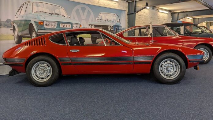 Mãos segurando um smartphone Pixel exibindo o menu de configurações do sistema com a opção de VPN destacada.