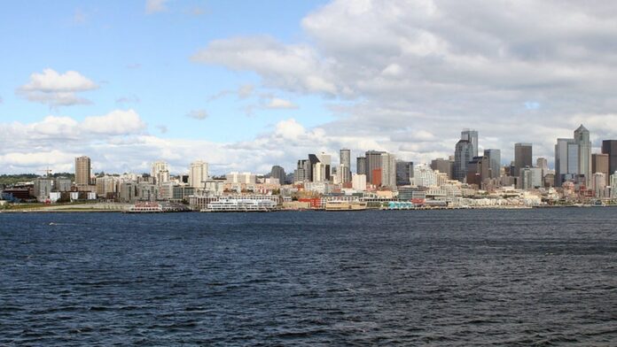 Logotipo do Windows 11 em destaque com uma interface de sistema operacional ao fundo.