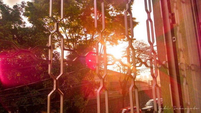 Scooter Yamaha Tricity de três rodas em estúdio, destacando o novo sistema de airbag integrado no painel.