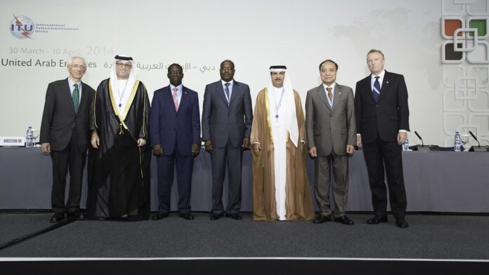 Equipe profissional trabalhando em escritório com infraestrutura de rede e equipamentos de telecomunicações.