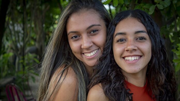 Volodymyr Zelensky é recebido por autoridades na Jordânia durante reunião oficial para discutir parcerias de defesa.