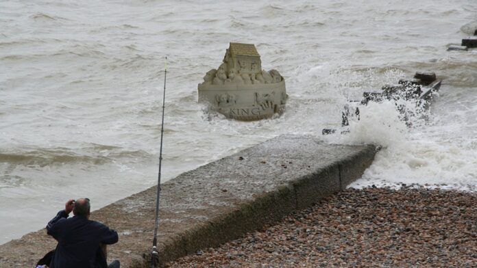Foto de um executivo de terno discursando em uma grande tela com o logotipo da BP durante uma assembleia corporativa.