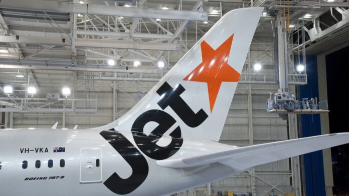 Campo agrícola vasto com solo preparado e trator ao fundo, simbolizando práticas sustentáveis de captura de carbono.