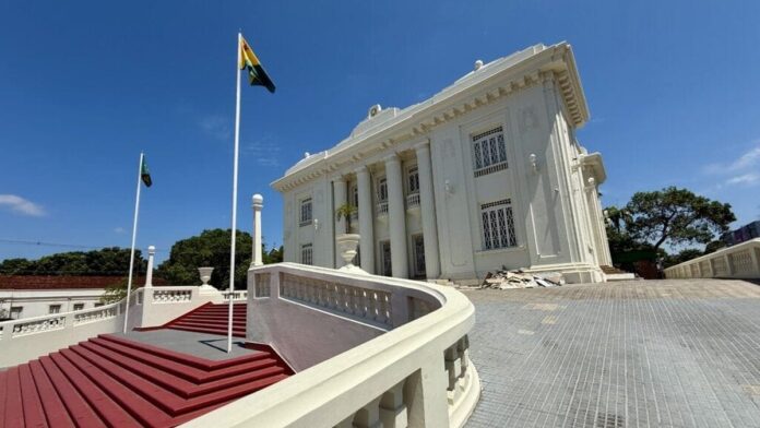 Representante do governo e do BNDES formalizam contrato de investimento em fundo sustentável com assinaturas de papéis.