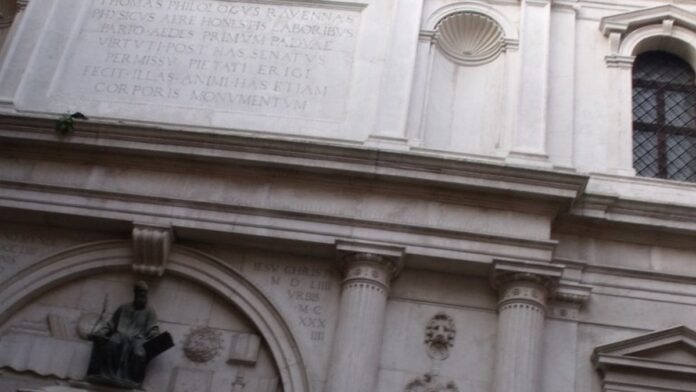 Treinador Alessandro Telles com expressão séria no gramado, vestindo uniforme do Sousa Esporte Clube.