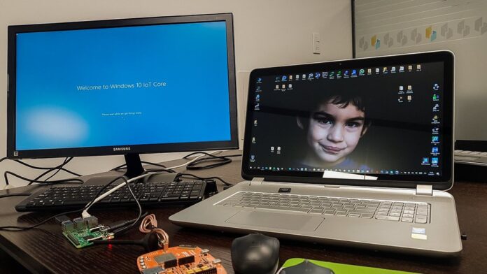 Antena de transmissão instalada em poste urbano, representando conectividade IoT e redes sem fio de longo alcance.