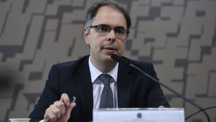 Logotipo da Anatel em destaque sobre um fundo azul com linhas geométricas abstratas e conectadas.