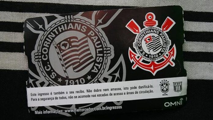 anselmo-ramon-supera-marca-de-gols-de-2025-e-lider Anselmo Ramon comemora gol vestindo a camisa do Goiás em campo, com gramado e arquibancadas ao fundo.