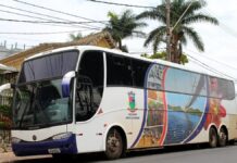 Apreensão de iPhones em Santa Catarina: PRF intercepta carga de R$ 2,1 milhões Policiais rodoviários federais inspecionam caixas de papelão abertas contendo dezenas de iPhones em um caminhão.