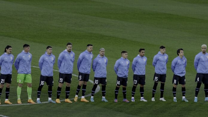 Arrascaeta, de uniforme do Flamengo, em campo durante partida, focado e preparado para conduzir a bola.