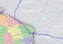 Fethab em MT: alta arrecadação contrasta com estradas precárias Trecho de estrada de terra com buracos e lama em área rural de Mato Grosso, sob céu nublado.