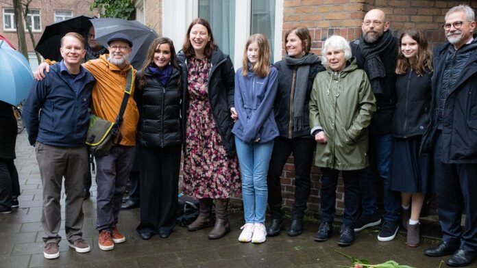 ataque-perto-do-consulado-de-israel-em-istambul-de Policiais isolam rua próxima ao consulado em Istambul, com viaturas e agentes em frente a prédio bloqueado.