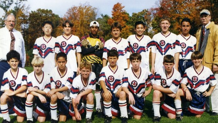 Jogadores Junior Alonso e Alan Minda com uniforme do Atlético-MG em campo durante partida de futebol.