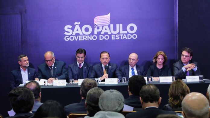 Mulher em silhueta segurando uma chave, simbolizando autonomia e acesso à moradia segura.