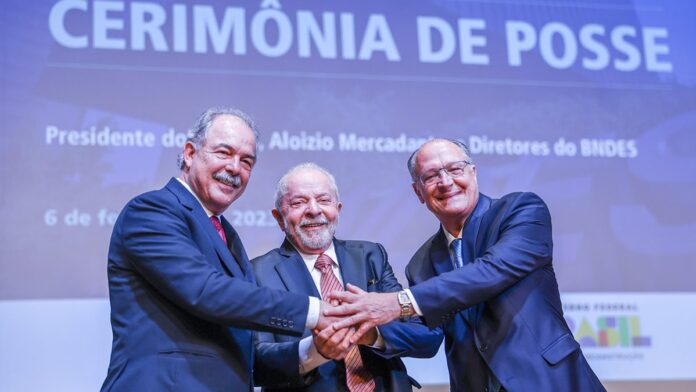 Garrafas de Coca-Cola em uma linha de produção industrial moderna com esteiras automatizadas.