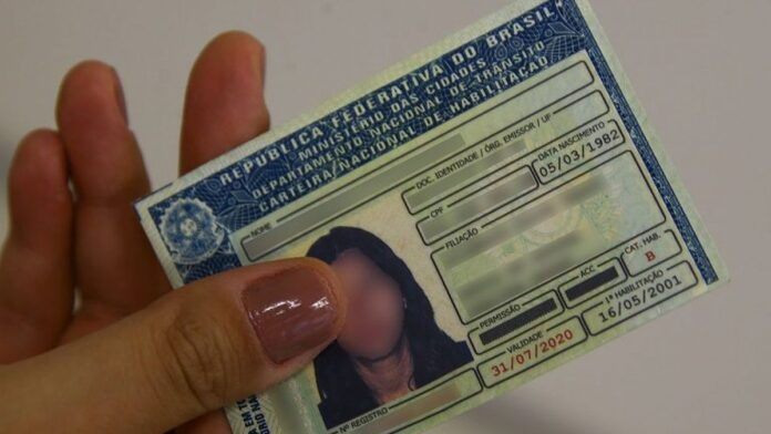 Plenário da Câmara dos Deputados com parlamentares em sessão, ao fundo, painel eletrônico com a pauta em destaque.